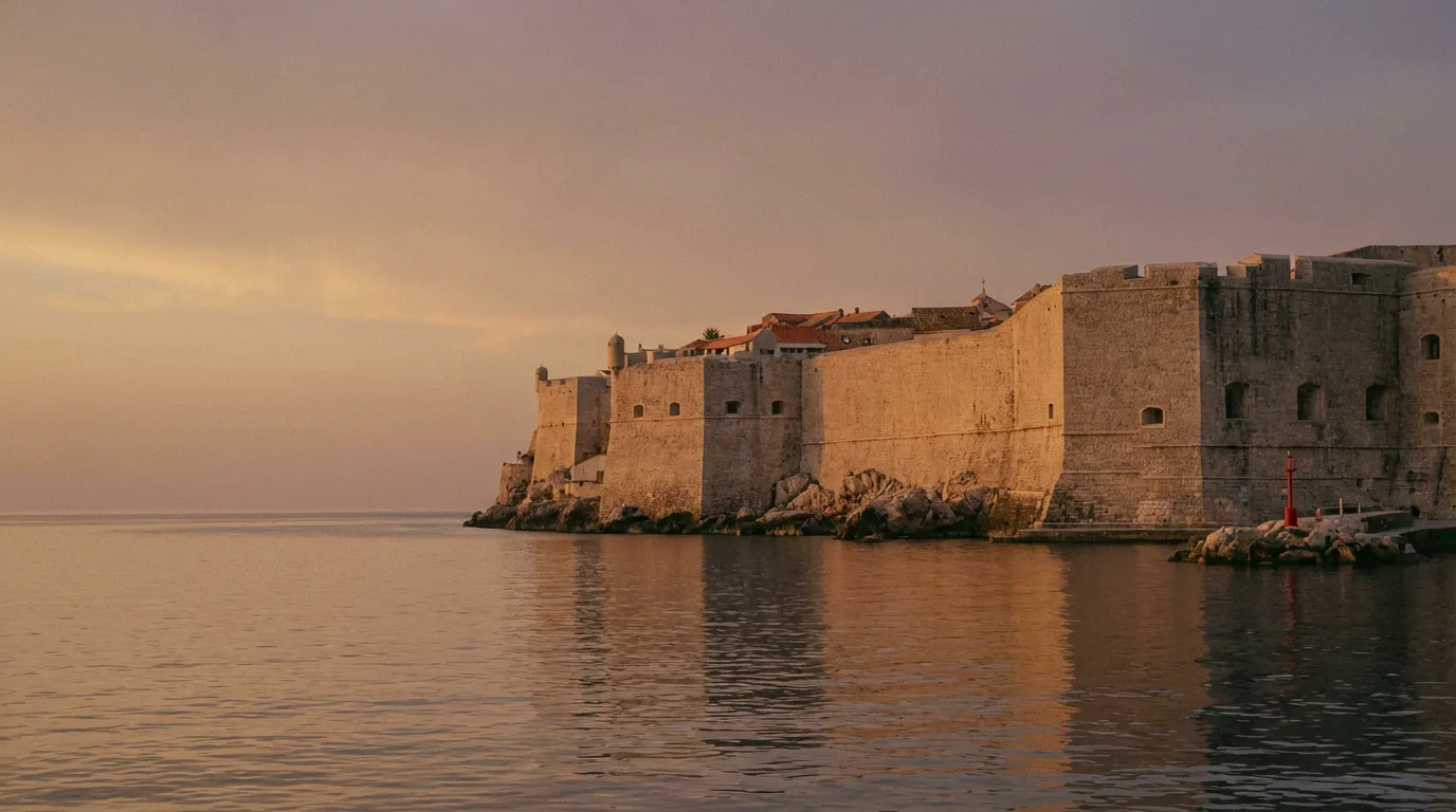 Murallas de Dubrovnik desde el mar al amanecer con el Adriático en calma