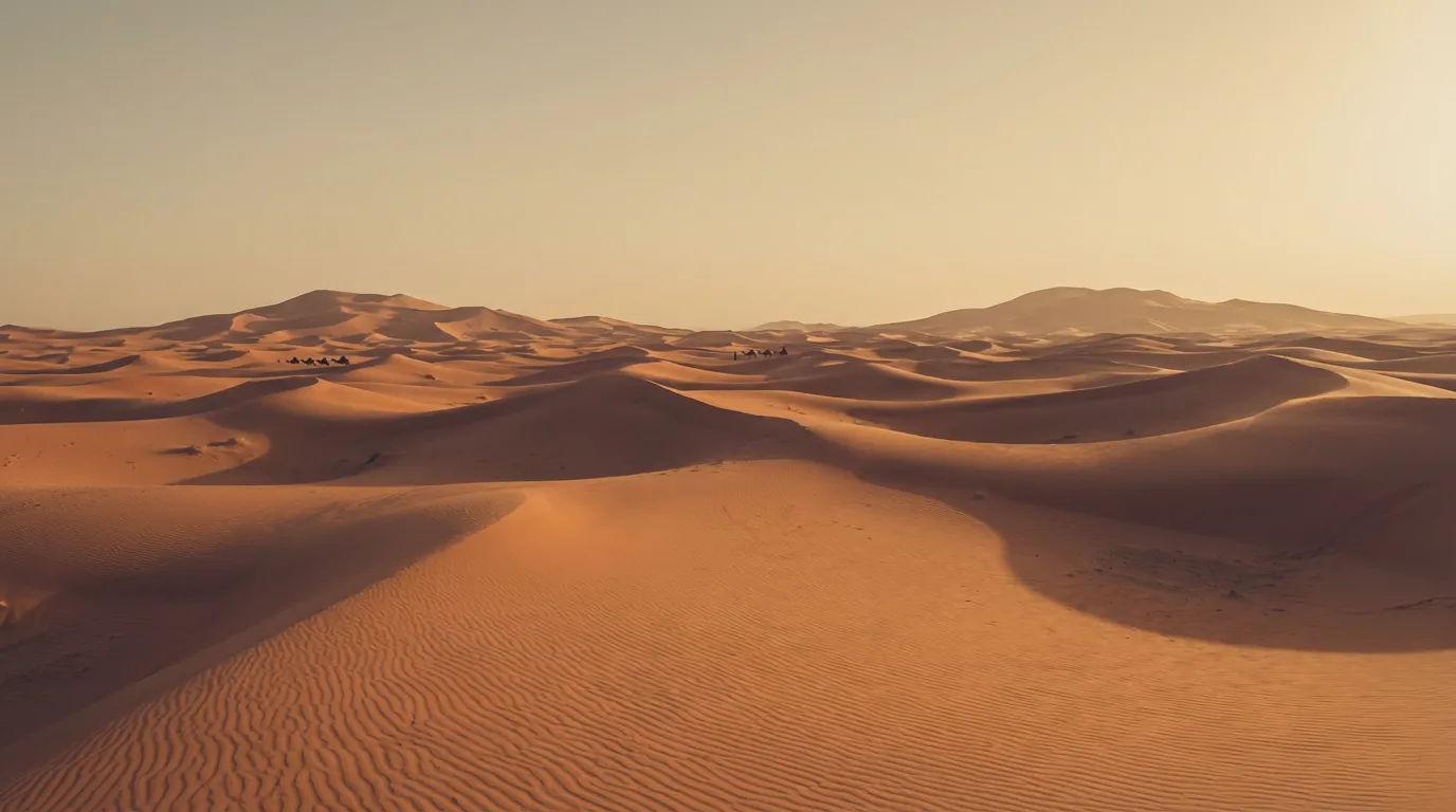 Dunas de Erg Chebbi en Merzouga al amanecer, sombras largas sobre la arena